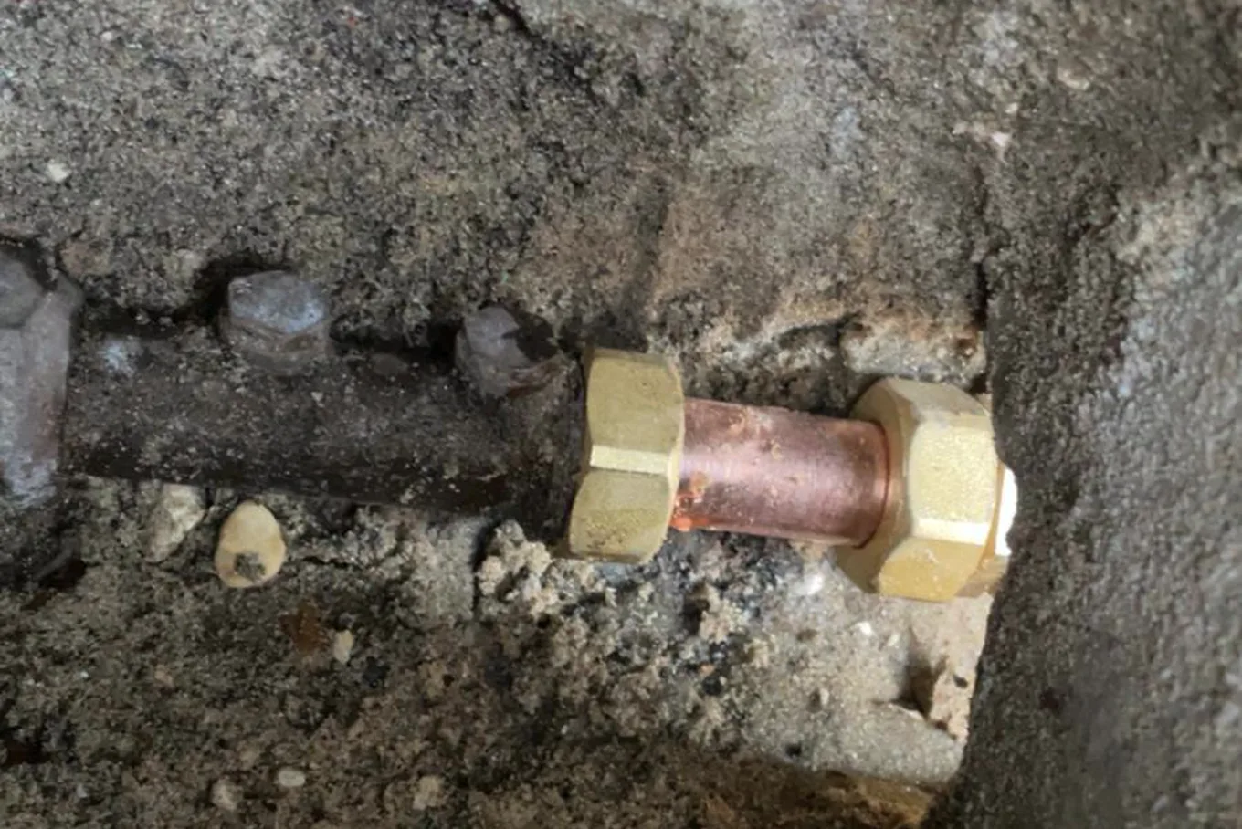 Plombier d'Expert Plombier 92 intervenant sur une canalisation sous un évier à Boulogne-Billancourt