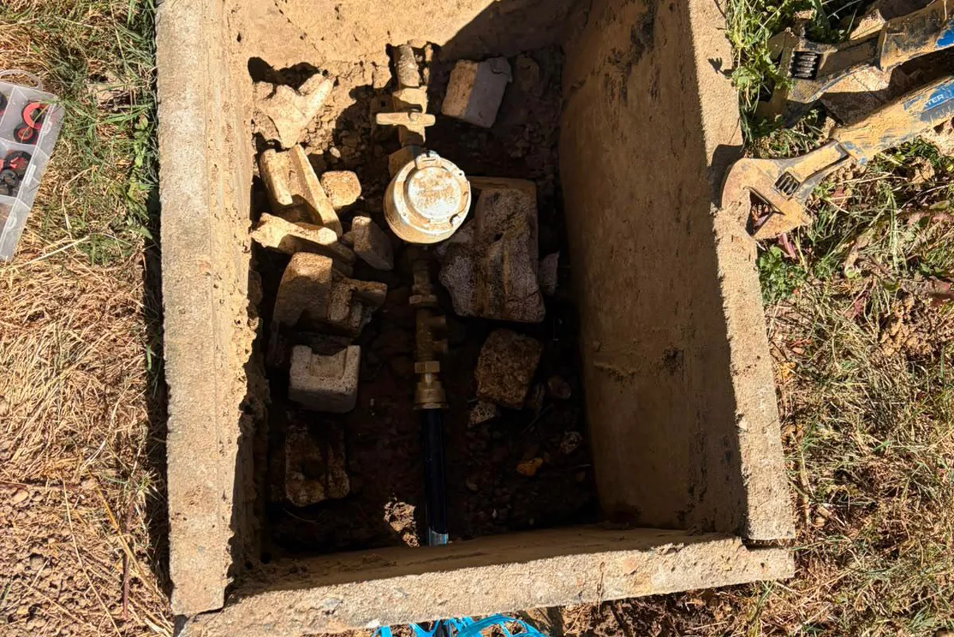 Plombier localisant une fuite d'eau sur une canalisation dans un logement de Nanterre