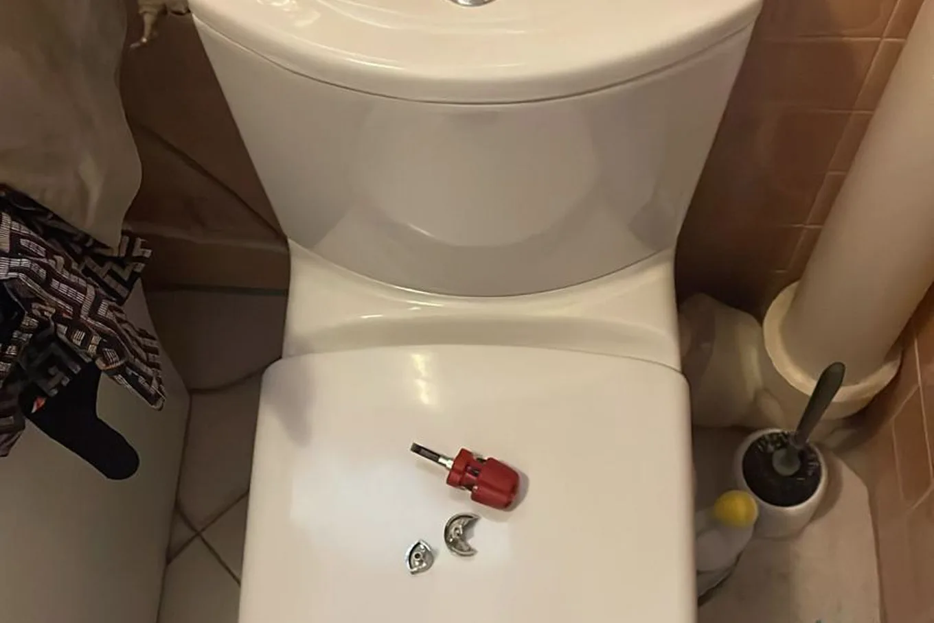 Plombier coupant l'arrivée d'eau pour stopper une fuite dans un appartement d'Asnières-sur-Seine